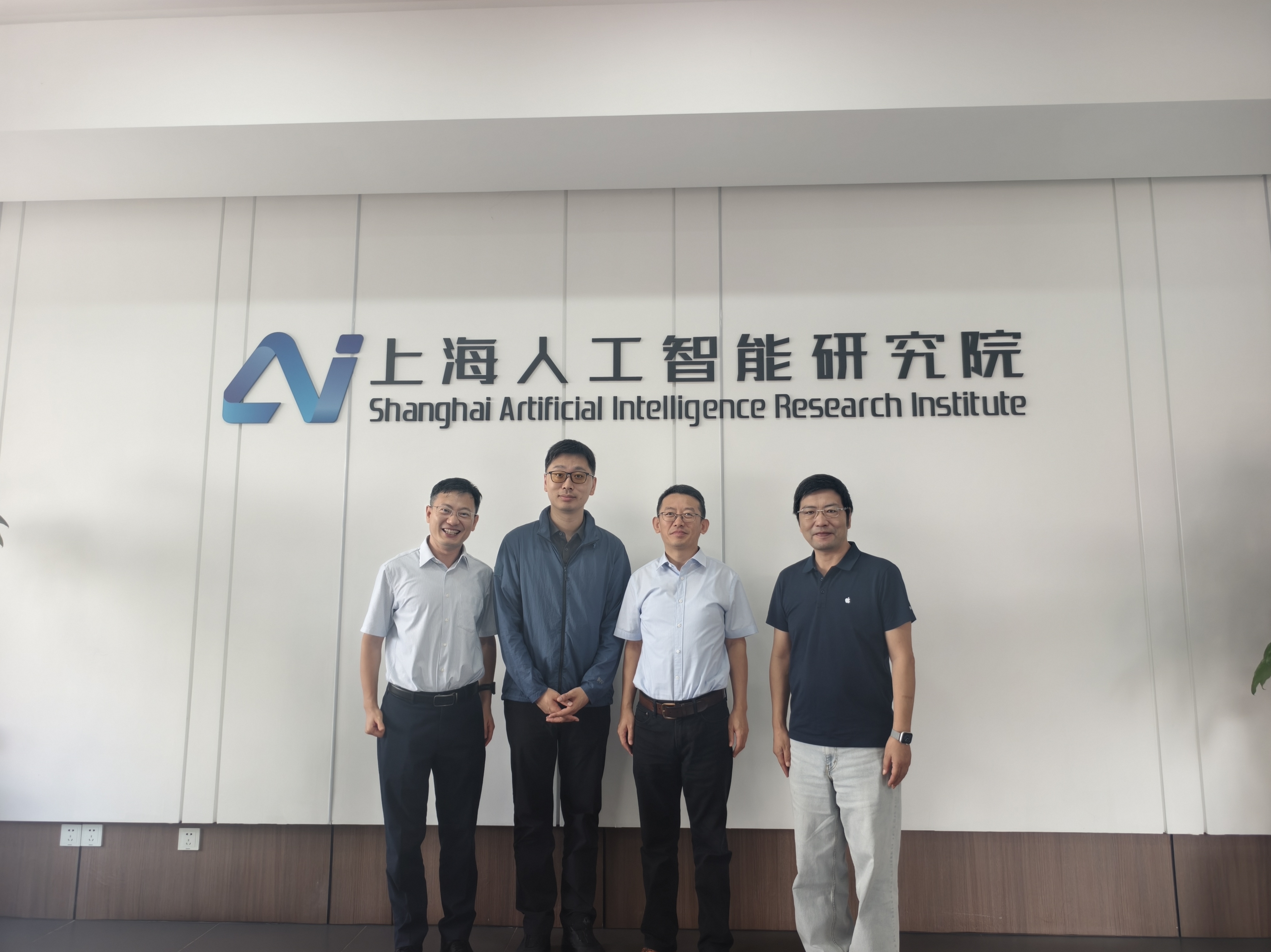 图为交流双方合影