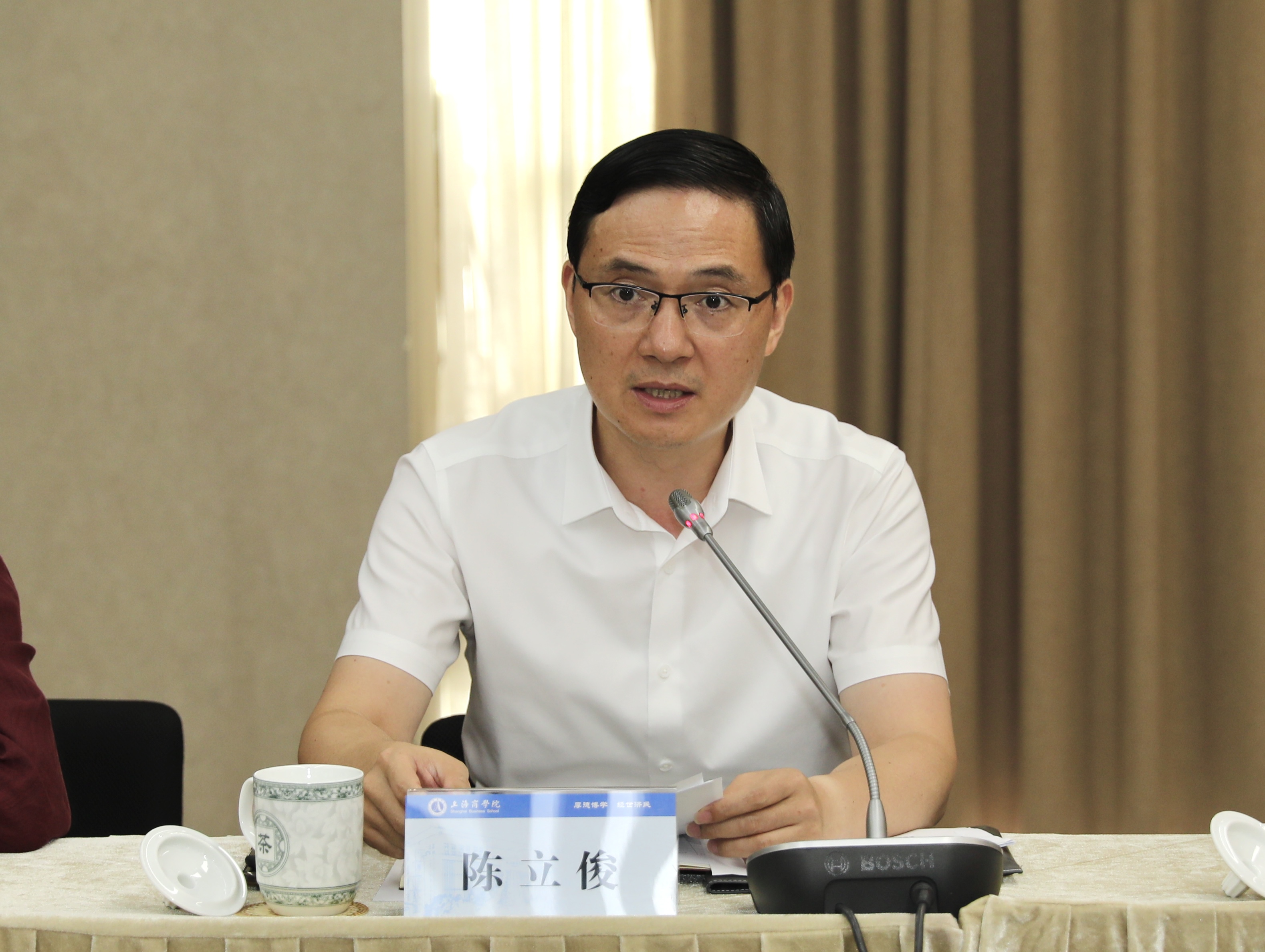 图为陈立俊作工作部署