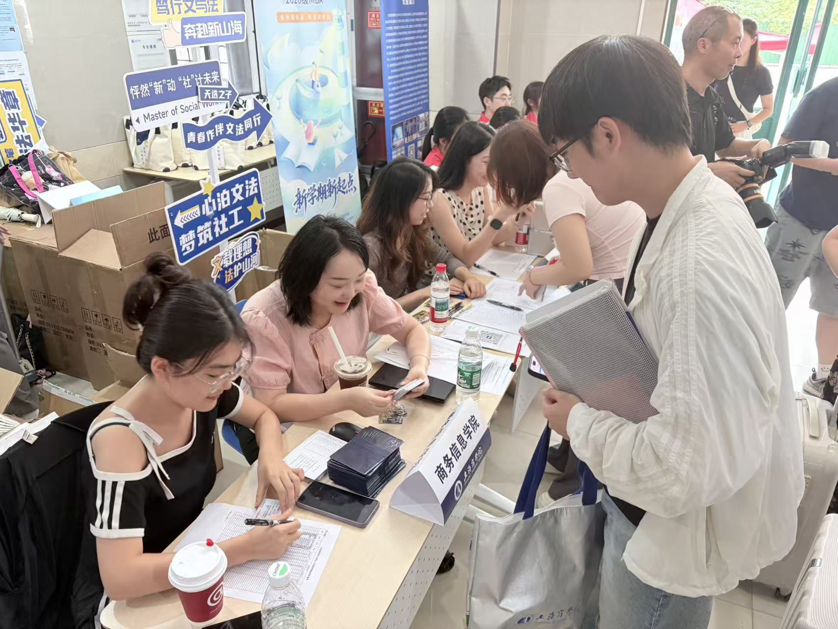 商务信息学院迎新现场