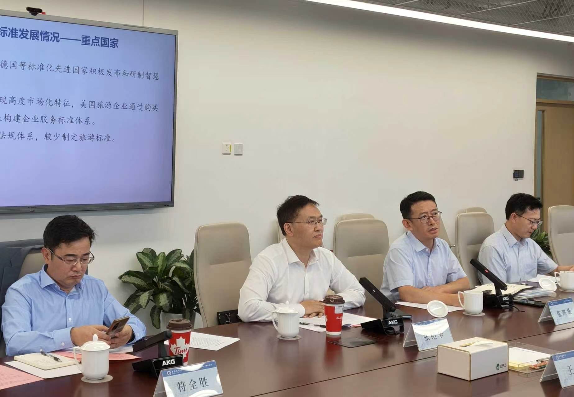 图为课题组汇报研究进展