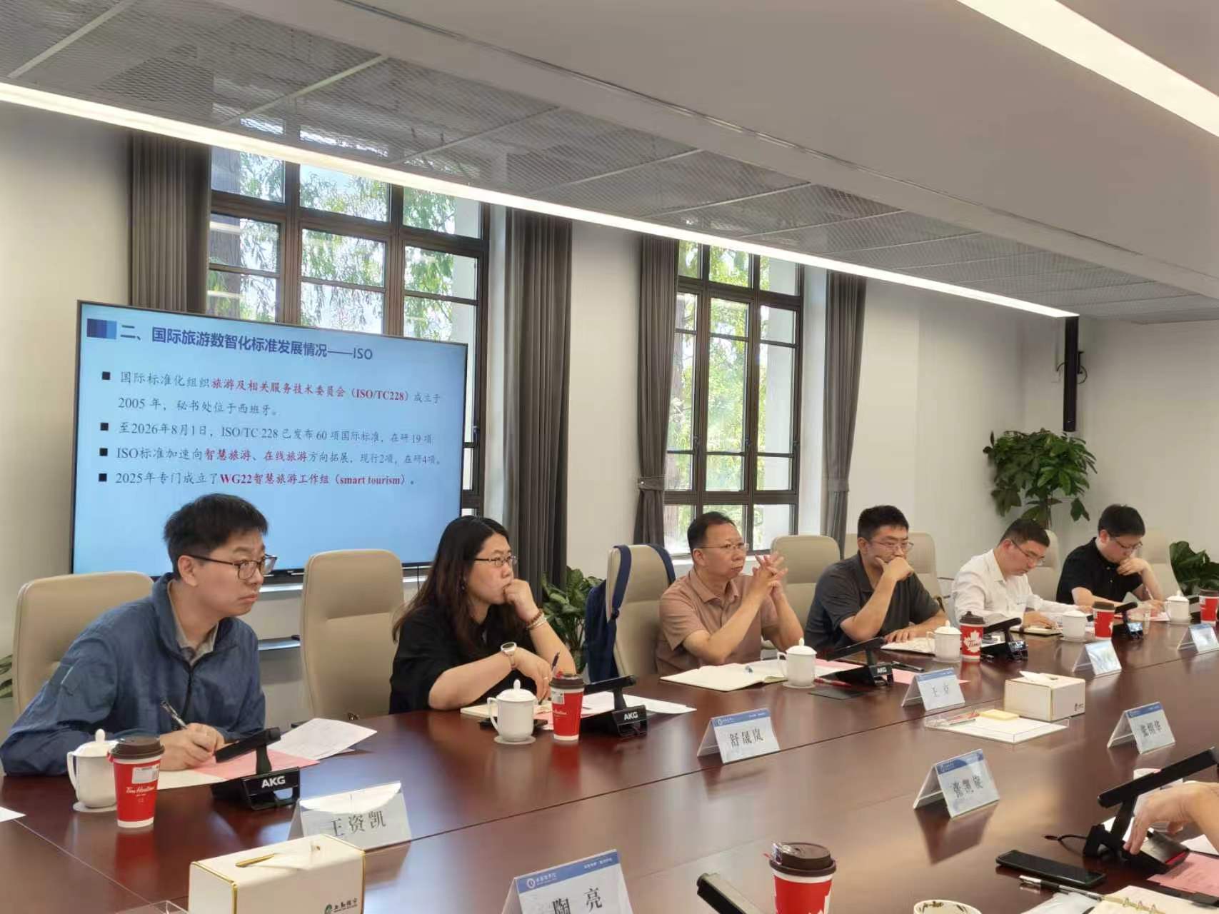 图为专家进行课题研讨