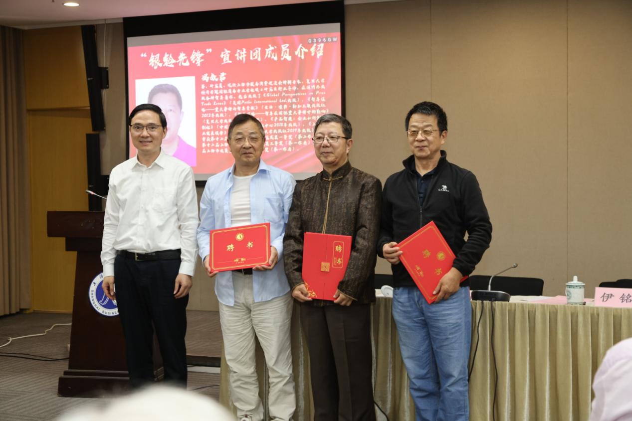 图为陈立俊为宣讲团成员颁发聘书并合影